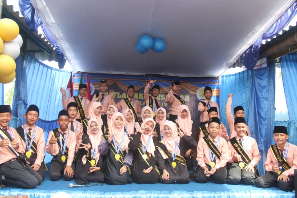 Wisuda di Halaman Gazebo Sekolah Kreatif Menganti, Sederhana tapi Penuh Kesan