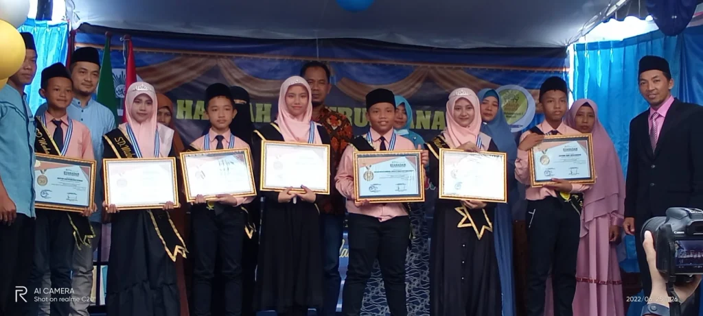 Sekolah Kreatif Menganti Wisuda Tujuh Penghafal Al-Quran Juz 30