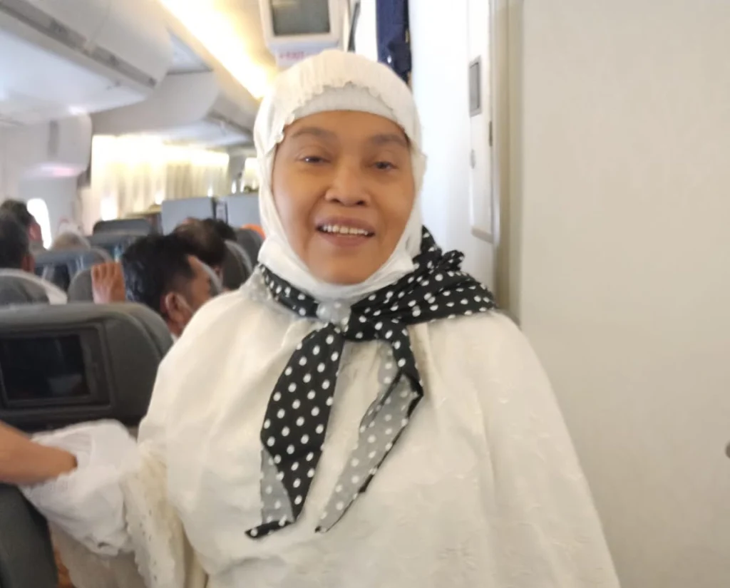 Cara Jamaah Usir Kepenatan dalam 10 Jam Penerbangan Surabaya-Jeddah