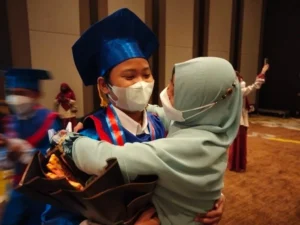 Momen Persembahan Buku ‘Langit Cerah di Bumi Berlian’ Mengharu Biru