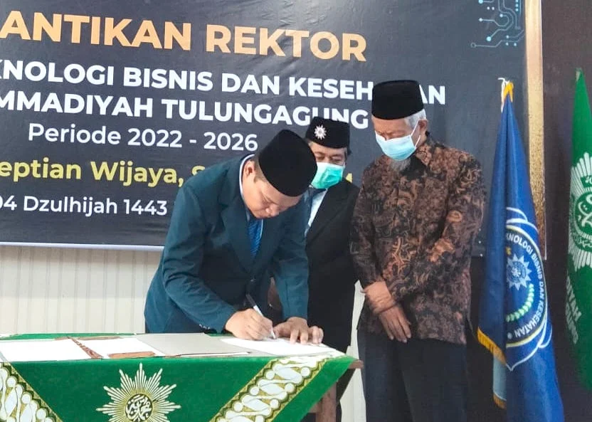Rektor ITB Kes MT Dilantik, Jadi Pemimpin Kampus Termuda
