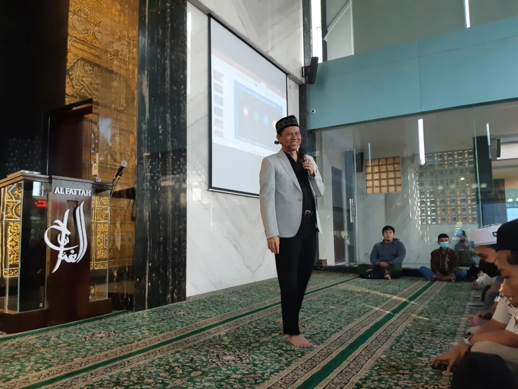 Tak Sadar Pakai Mikrofon Dobel Bikin Jamaah Gerrr-gerran