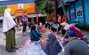 Kompaknya Guru dan Karyawan MTs Muda di Momen Idul Kurban