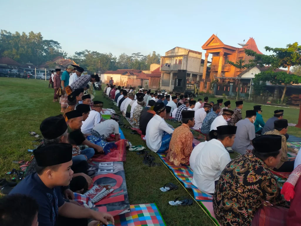Begini Warga Gandusari Melestarikan Tradisi Shalat Idul Adha di Lapangan