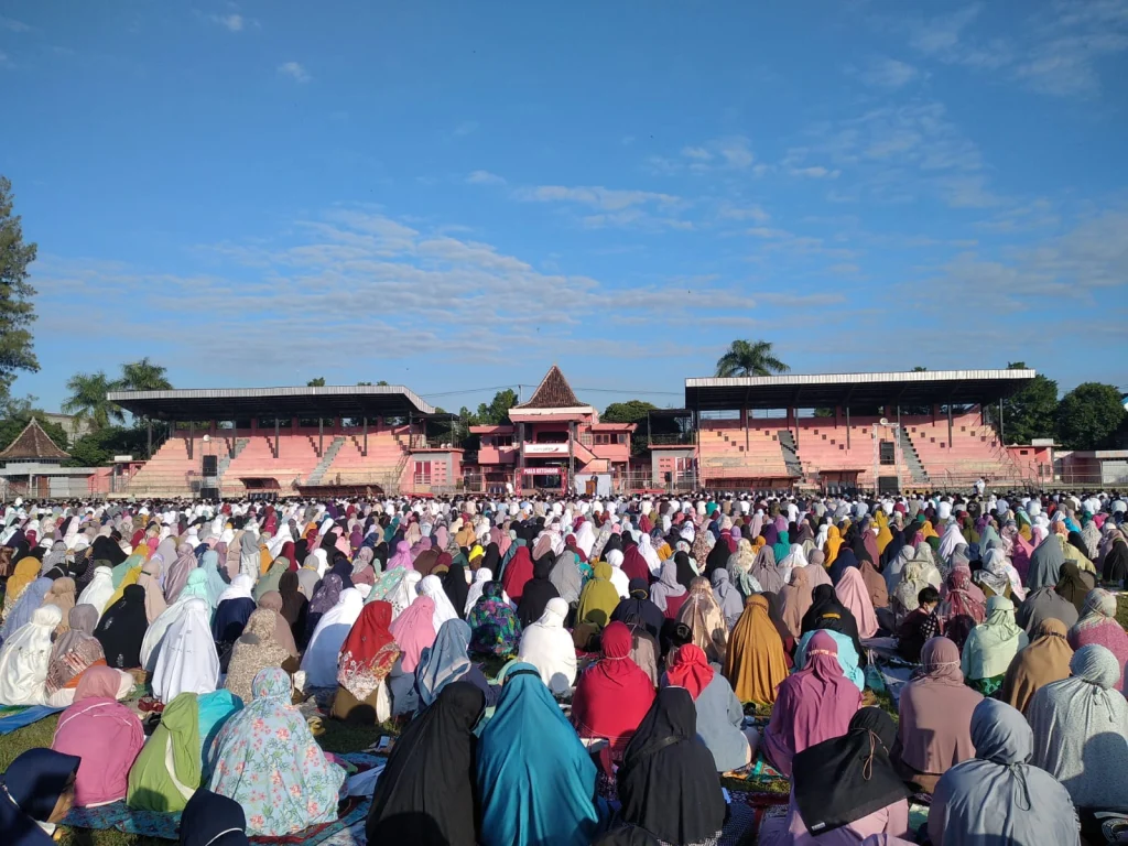 Ribuan Jamaah Penuhi Stadion Ketonggo Ngawi, Ada yang Dapat Berkah