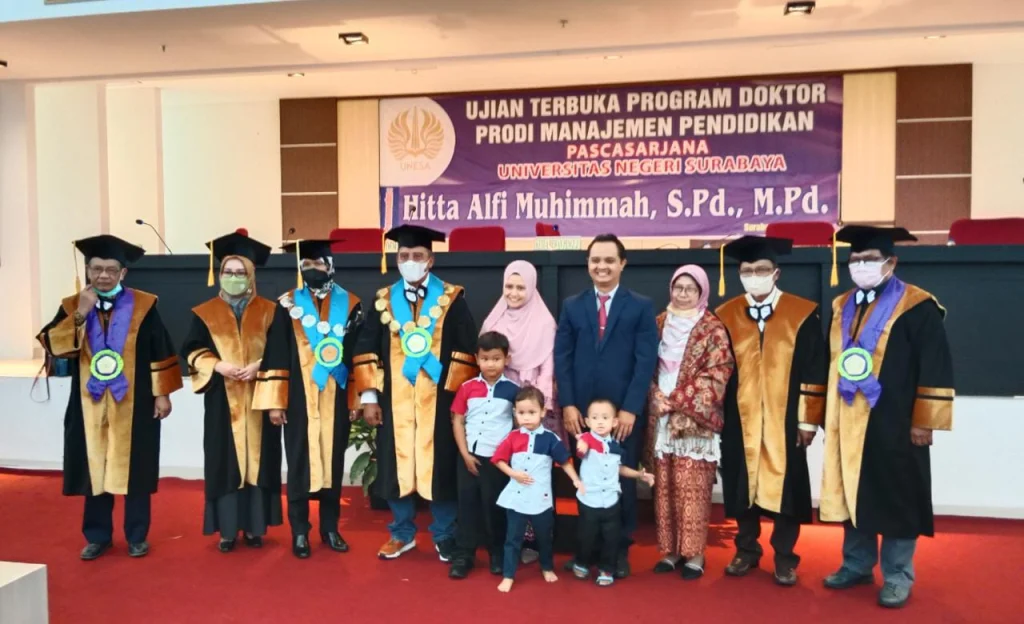 Lulus Doktor dengan Cumlaude, Ibu Rumah Tangga Muda Ini Banjir Tawaran