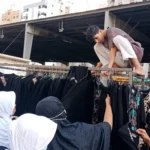 Gaya Nyeleneh Penjual Baju di Mekah: “Jokowi, Jokowi!” 