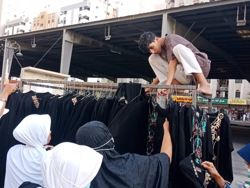 Gaya Nyeleneh Penjual Baju di Mekah: “Jokowi, Jokowi!” 