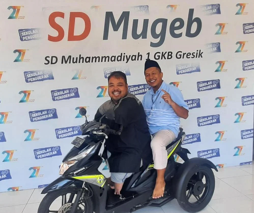 SD Mugeb Serahkan Motor Modifikasi untuk ‘Pelukis dengan Kaki’
