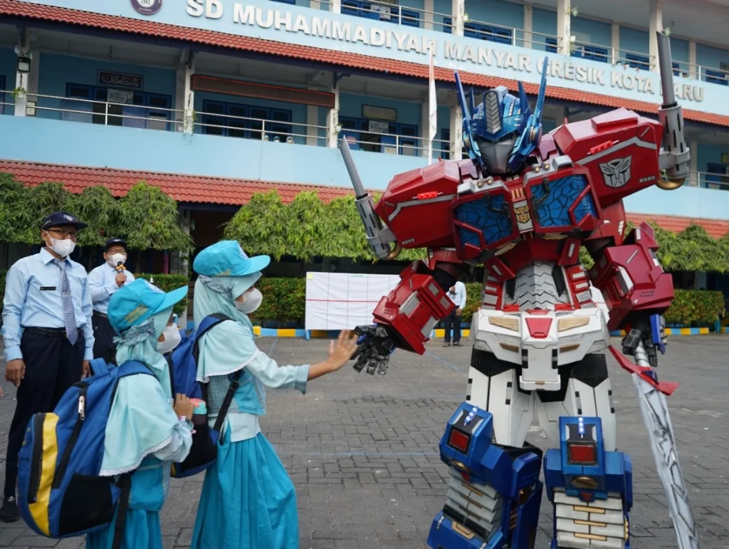 Robot Bumble Bee dan Optimus Prime Sambut First Day School SDMM