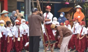 Masa Kasih Sayang SD Muhida Bernuansa Tradisional Jawa