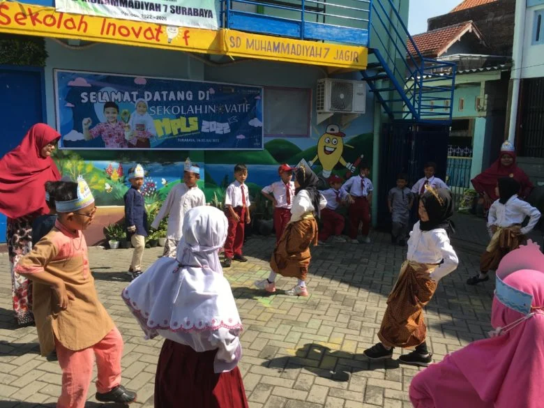 Tari Manuk Dadali untuk Siswa Baru SD Muhammadiyah 7 Surabaya