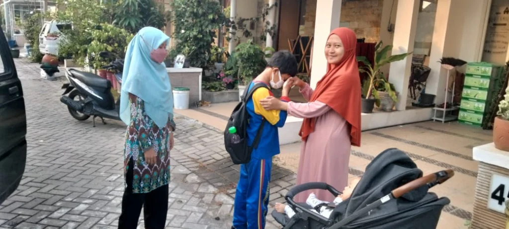 Begini Guru SDMM Terlibat dalam Pembiasaan Adab Pergi-Pulang Sekolah Siswa