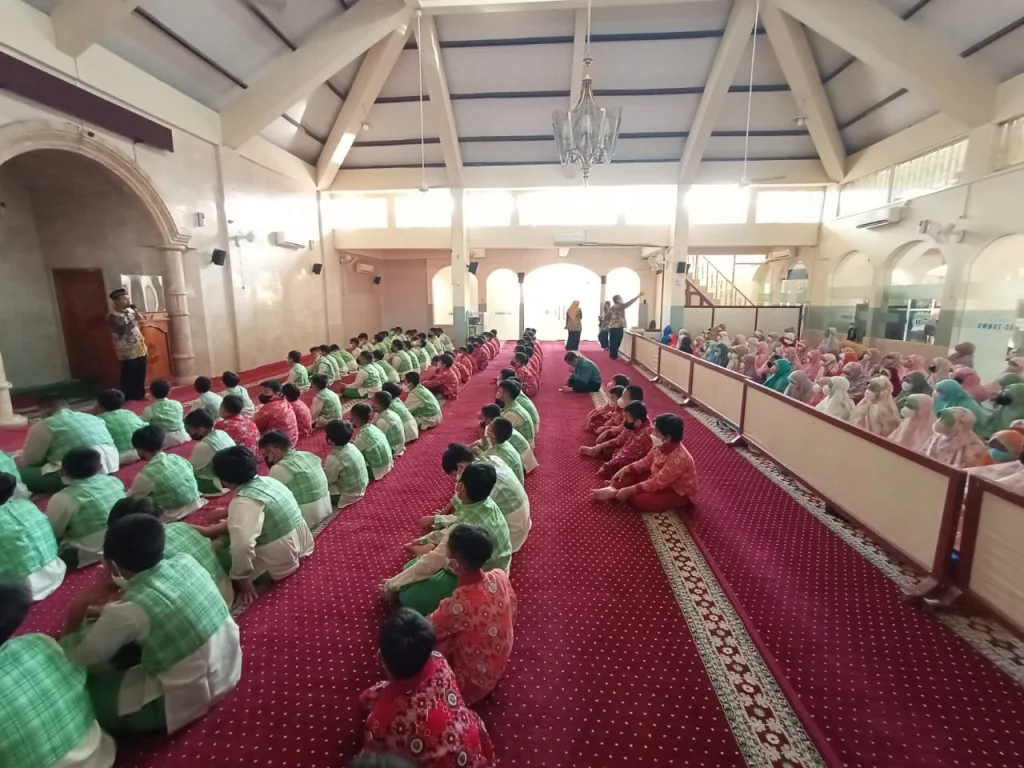Mosque Training, Kunci Siswa SDMM Tertib Berjamaah di Masjid Umum