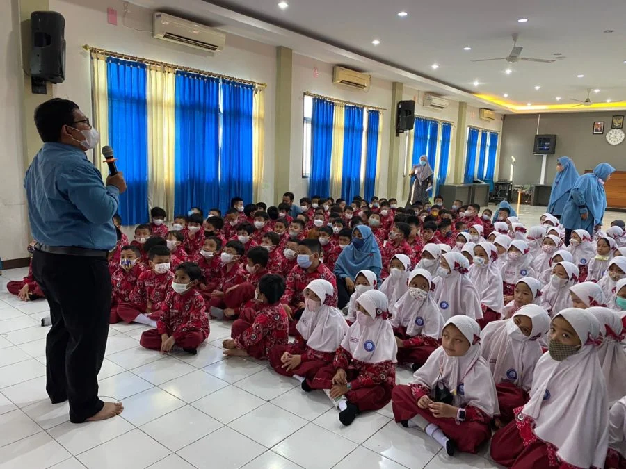Inilah School Habit SDMM, Nomor 11: Kalau Ada Sampah Jangan Dicuekin