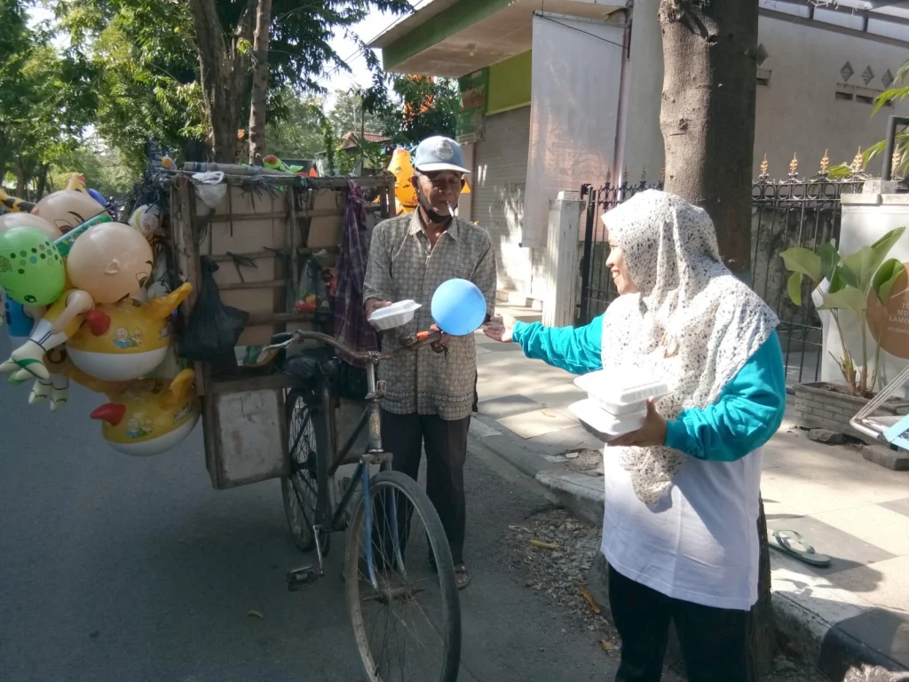 SMKM 4 Lamongan Berbagi Nasi Kotak, Wong Cilik Bersyukur