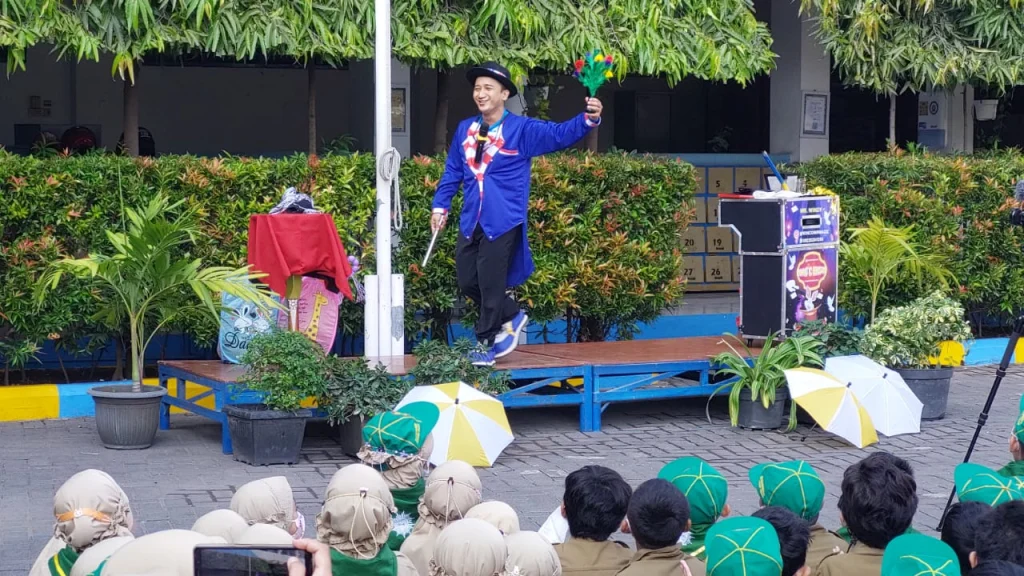 Disulap Kak Windy, Meja SDMM Terbang Berputar-putar