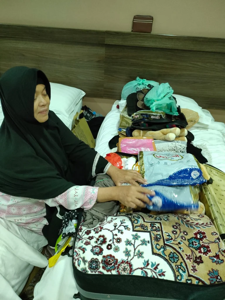 Jelang ke Madinah, Jamaah Haji Packing Oleh-Oleh
