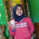Pertama Ikut Lomba, Siswa MTs Muda Kedungadem Juara Renang