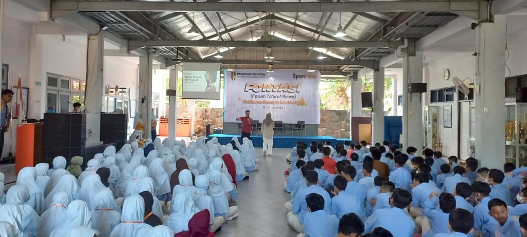 Cak dan Yuk Gresik Ajak Siswa Baru Spemdalas Bijak Bermedsos