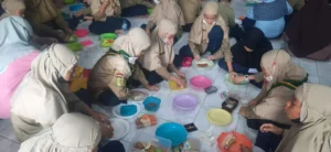 Siswa SD Mugeb Bikin Vietnamese Spring Roll