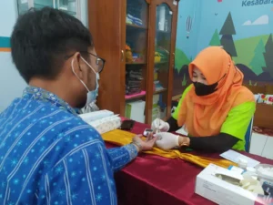 Guru dan Karyawan SD Mugeb Dapat Bonus Orangtua Mengajar