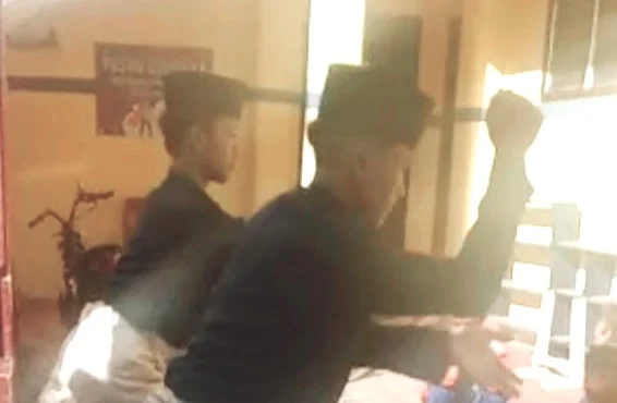 Pencak Khas Bawean Meriahkan Milad Ke-48 SMP Muhammadiyah 3 Sangkapura 