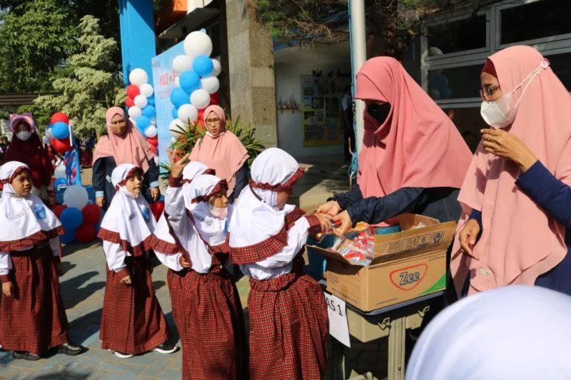 Ikwam Berlian School Berbagi Makanan-Minuman Sehat