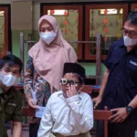 Lazismu Tulungagung Bagikan Kacamata Baca ke Sekolah
