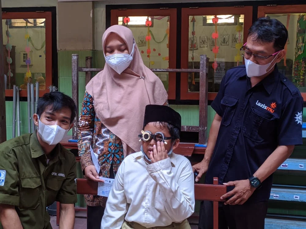Lazismu Tulungagung Bagikan Kacamata Baca ke Sekolah