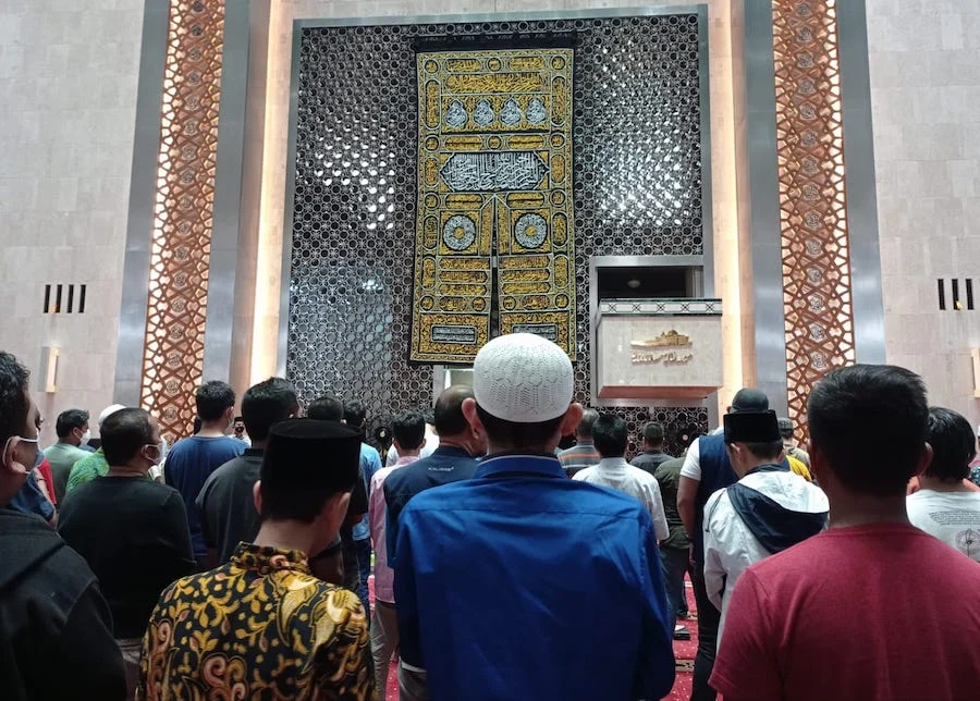 Shalat Berjamaah di Masjid Istiqlal, Imam Dijaga Petugas Keamanan