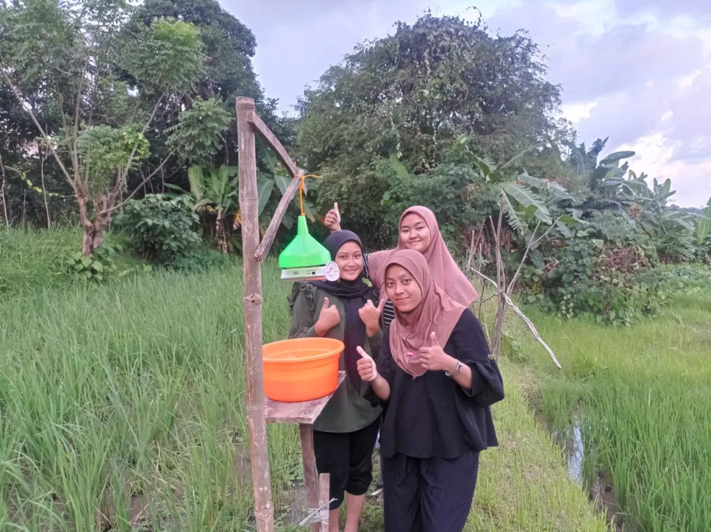 Mahasiswa KKN UMG di Bawean Bikin Lampu Pemangsa Hama
