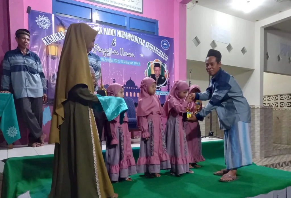 Bertabur Tampilan di Kenaikan Tingkat TPA dan Madin Muhammadiyah Sendangharjo