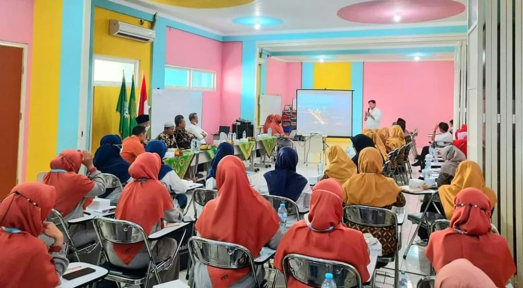 GKB Berbagi Strategi Manajemen ke Sekolah Mitra