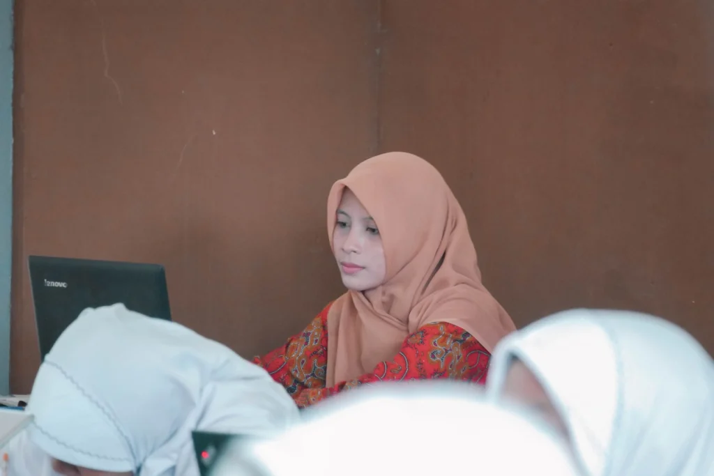 Kini Meja Wali Kelas MTsM 2 Karangasem Bersatu dengan Siswa