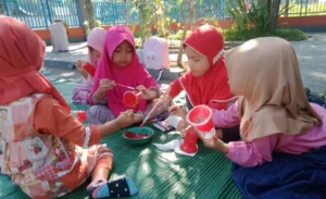 Sambut HUT RI, Siswa PAUD Aisyiyah Ini Mewarnai Gelas Bekas
