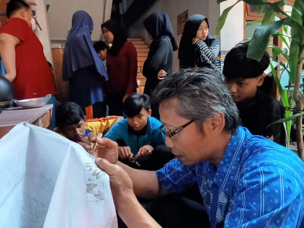 SMPM 2 Ponorogo Kenalkan Seni Budaya Batik Canting