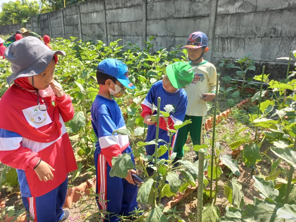Siswa SD Almadany Outing Class ke Taman Sabunga