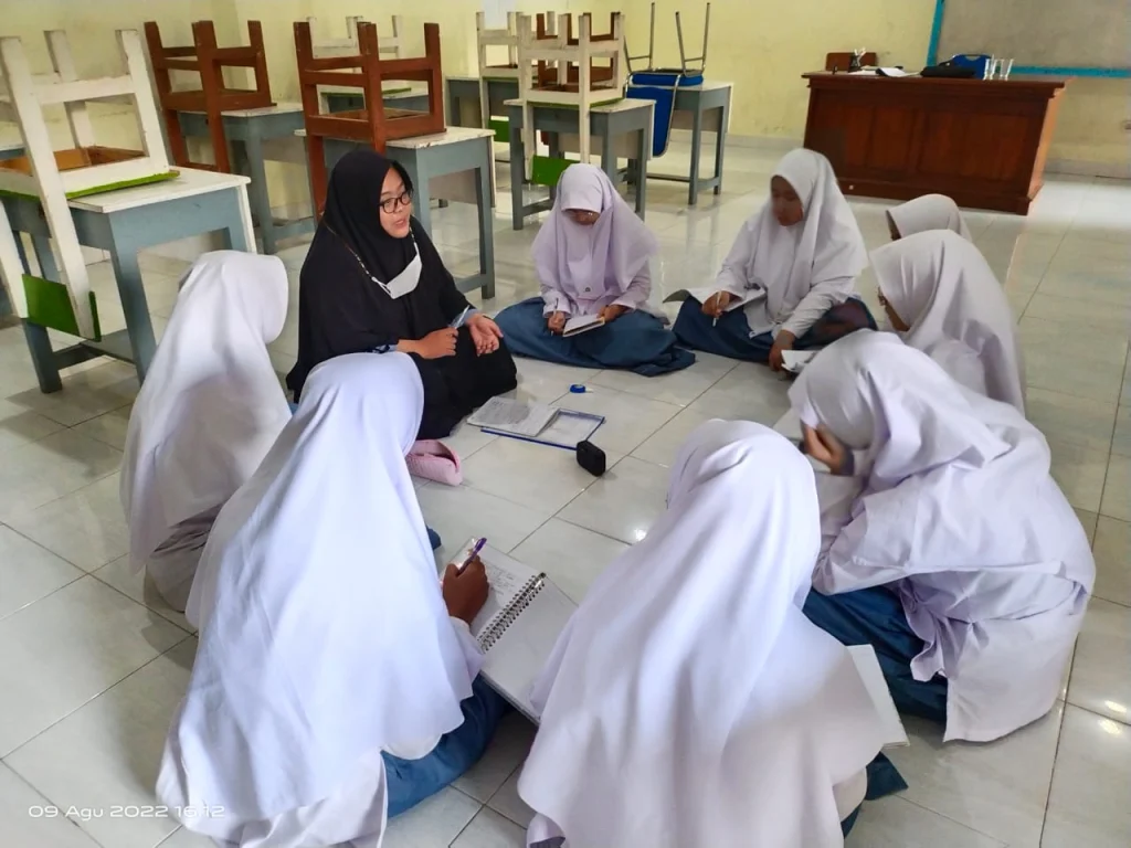 Ekskul Jurnalistik SMAM 1 Trenggalek Meliput Adab sebelum Shalat Berjamaah