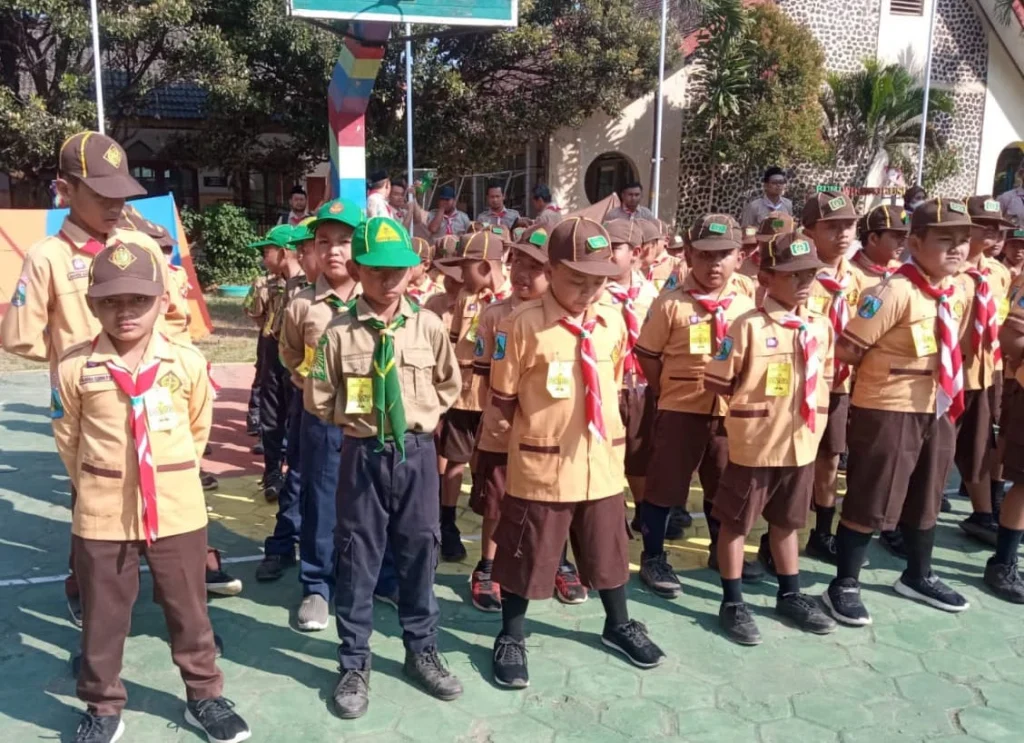 Qobilah HW MIM 15 Sooko, Pede Saja meski Seragamnya Berbeda di Acara Pramuka