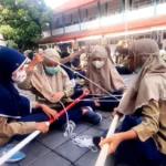 Siswa SD Mugeb Belajar Bikin Tandu di Intrakurikuler HW