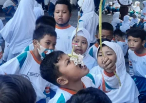 Aneka Lomba HUT RI di SD Mugeb, Makan Kerupuknya Syar’i