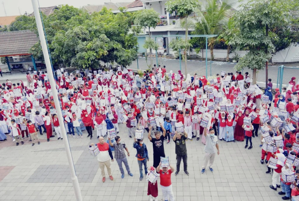 SD Mugeb Meluncurkan Gerakan 1000 Damar Kurung