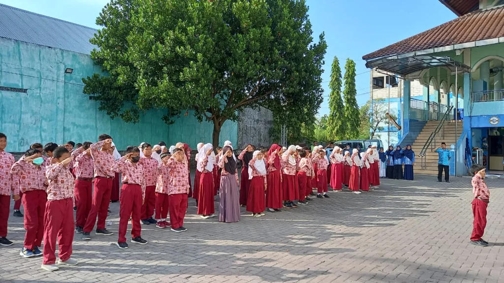 Siswa Sekolah Kreatif Menganti Bangga Jadi Petugas Upacara