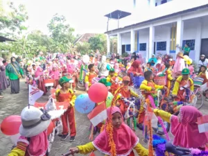 MIM 12 Sumuragung Merayakan Kemerdekaan dengan 250 Sepeda Hias