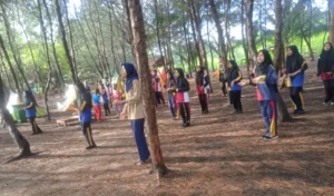 MTsM 5 Daun Bawean Kamping di Ekowisata Mangrove Superberu