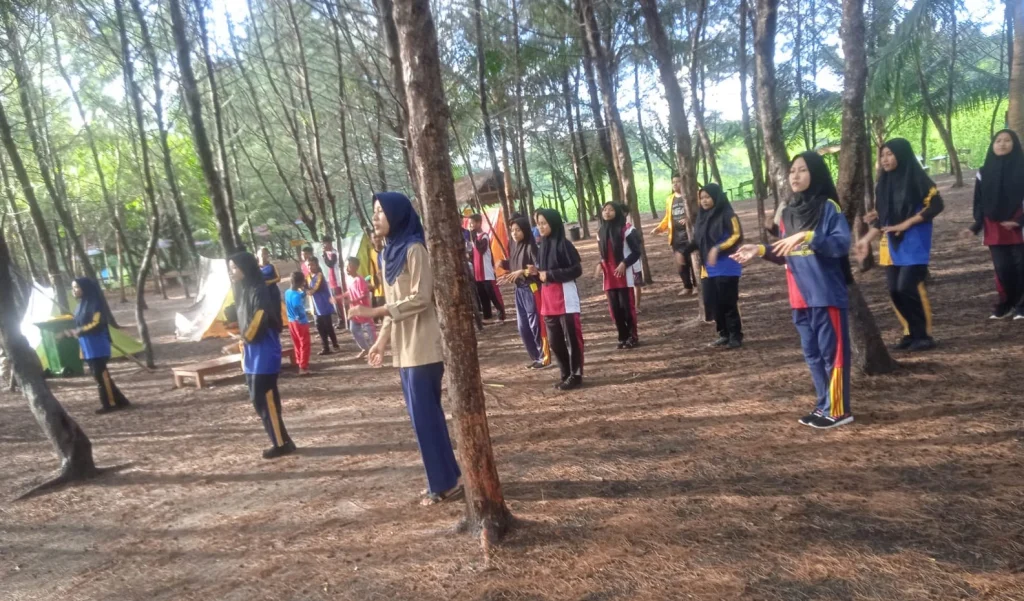 MTsM 5 Daun Bawean Kamping di Ekowisata Mangrove Superberu