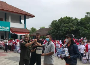 Tiga Budayawan Gresik Apresiasi Gerakan 1000 Damar Kurung SD Mugeb