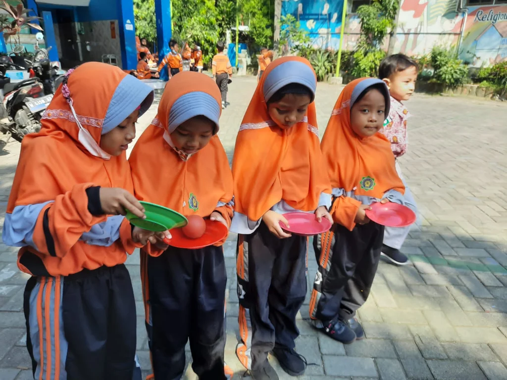 Estafet Bola Jadi Lomba Favorit Siswa SD Muwri