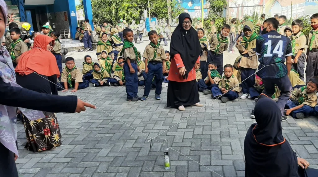 Guru Berlomba, Murid Bersorak: Semarak Agustus di SD Muwri